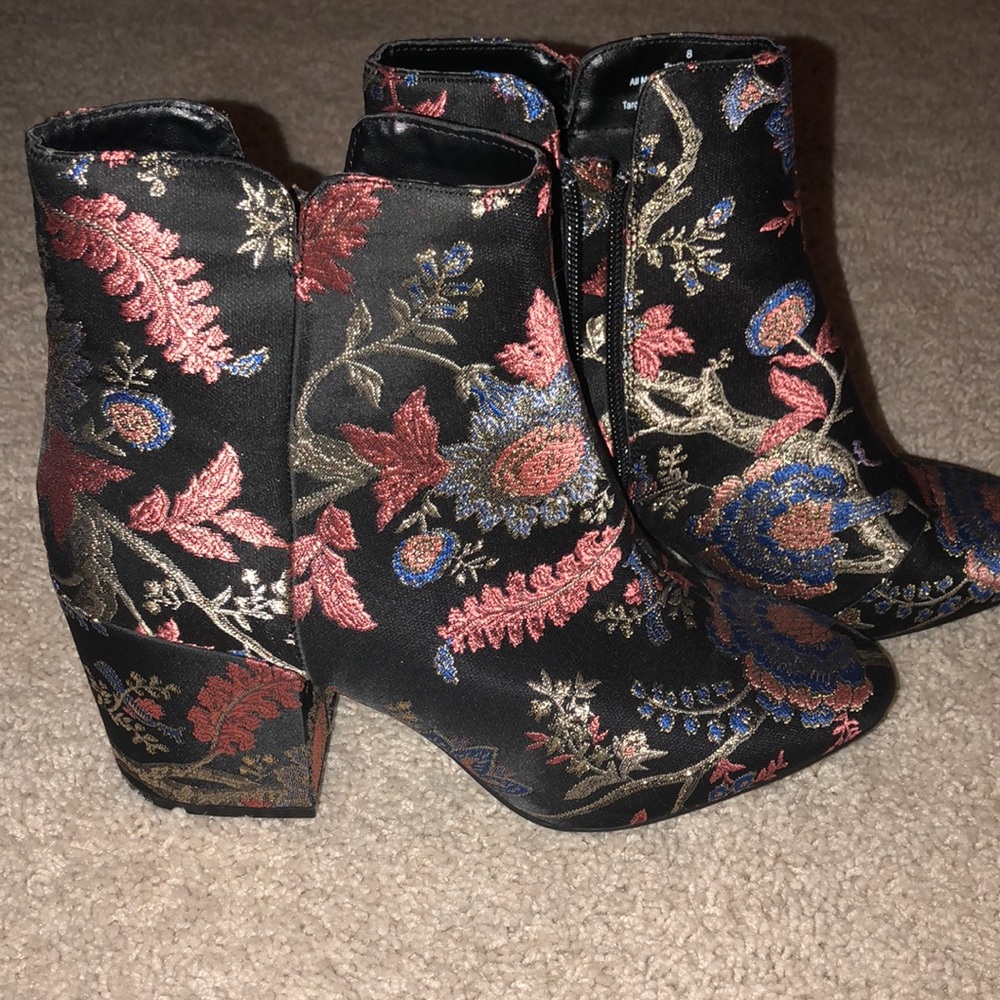 Jacquard print shoe like new